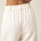 Calça Alfaiataria Slouchy Íris em Linho e Viscose FSC™ Branca Off White. Compre online moda sustentável e atemporal na Minimadeia, marca slow fashion de roupas femininas. Foto produto ABR25 07