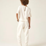 Calça Alfaiataria Slouchy Íris em Linho e Viscose FSC™ Branca Off White. Compre online moda sustentável e atemporal na Minimadeia, marca slow fashion de roupas femininas. Foto produto ABR25 08
