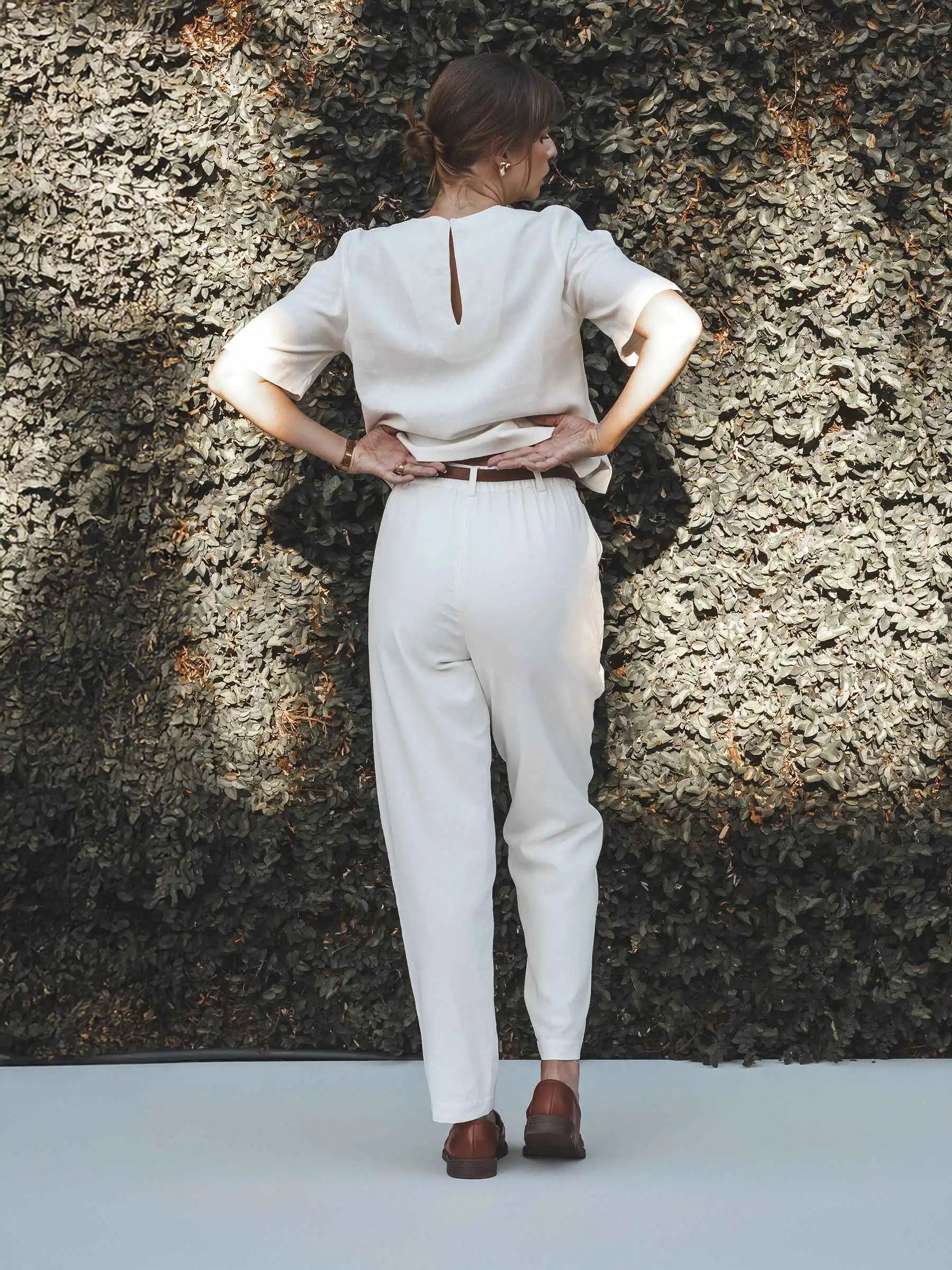 Calça Alfaiataria Slouchy Íris em Linho e Viscose FSC™ Branca Off White. Compre online moda sustentável e atemporal na Minimadeia, marca slow fashion de roupas femininas. Foto produto 09