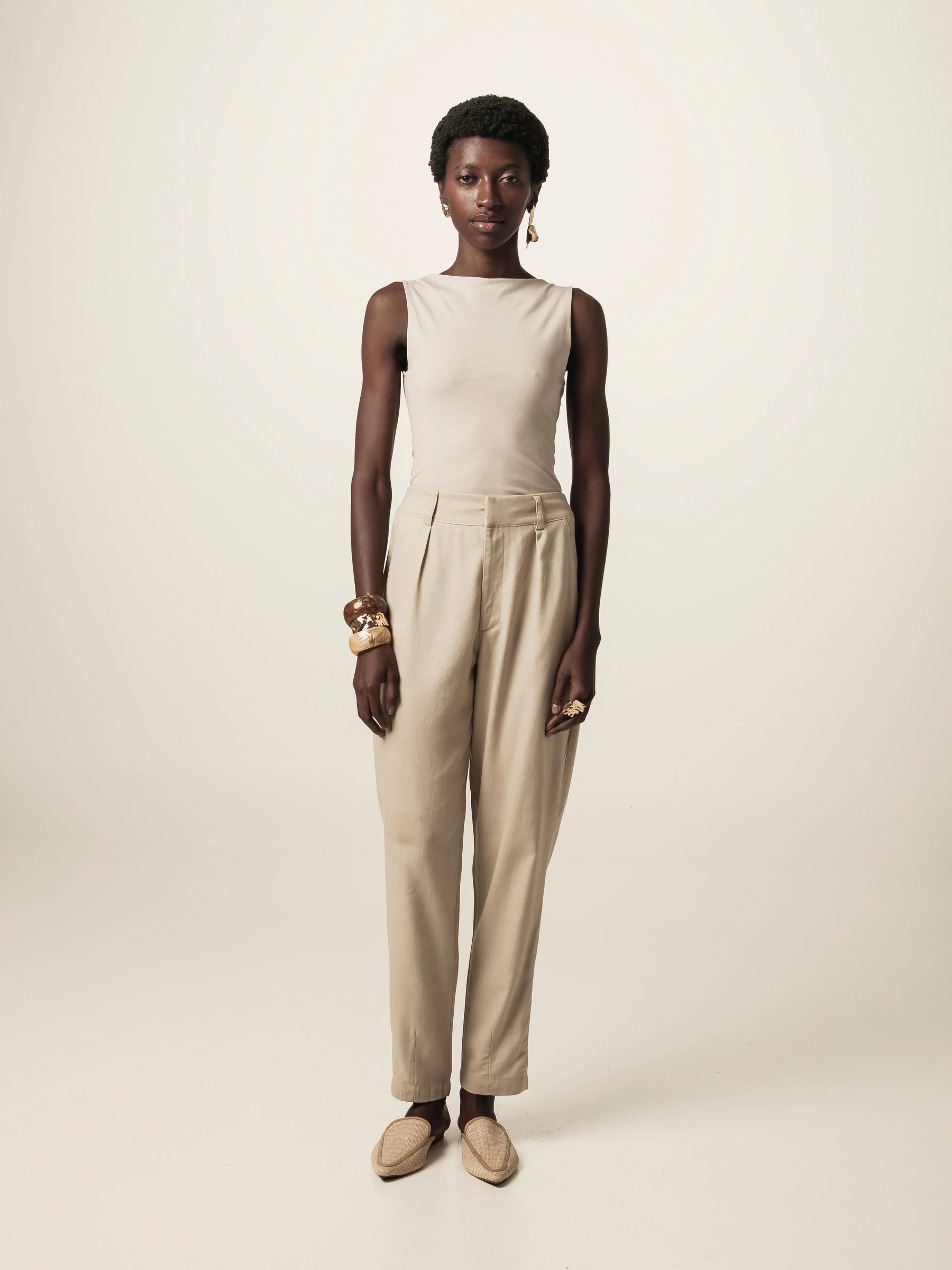 Calça Alfaiataria Slouchy Íris de Linho e Viscose FSC™ Bege Claro. Compre online moda sustentável e atemporal na Minimadeia, marca slow fashion de roupas femininas. Foto produto JUN26 01