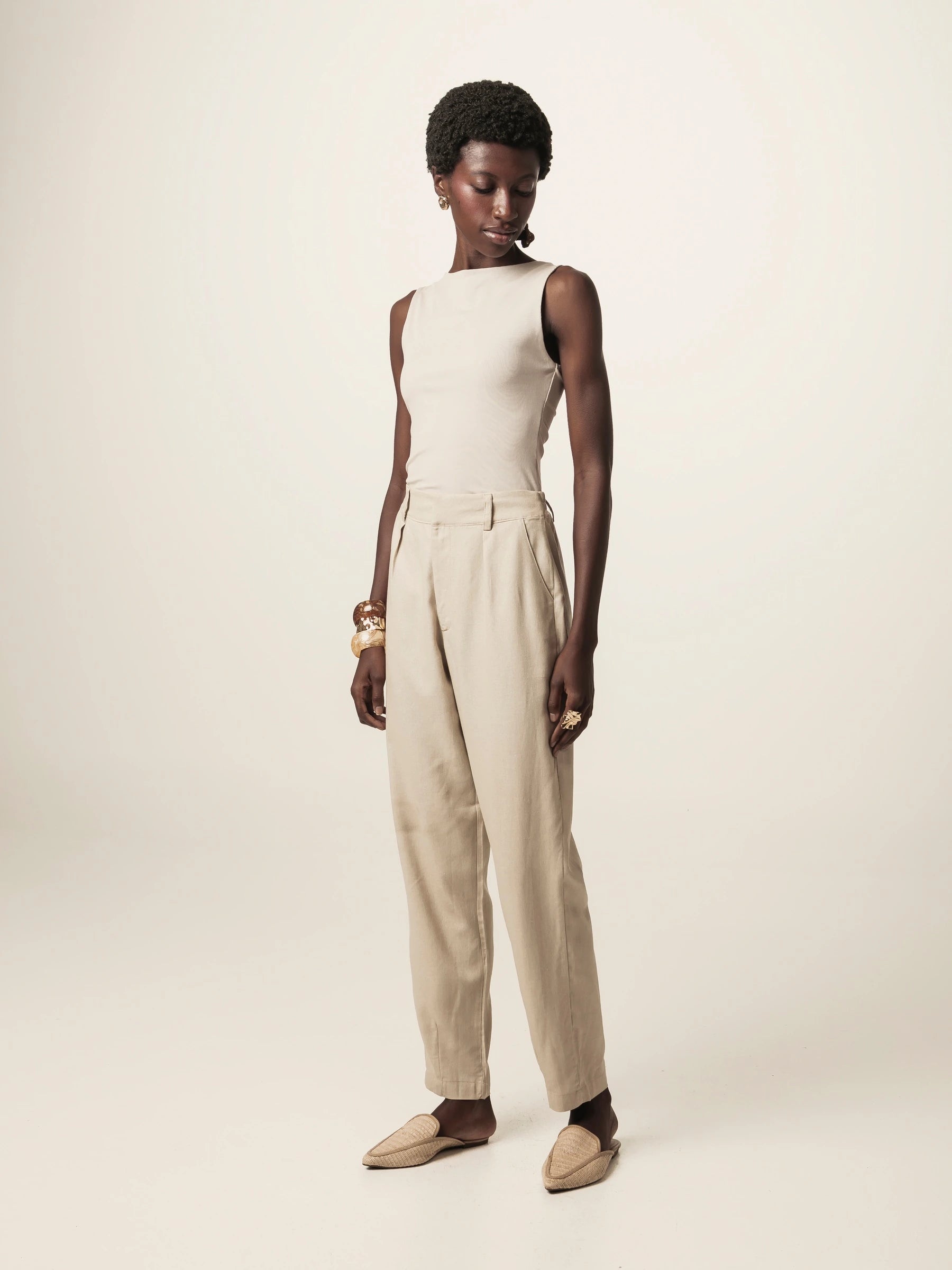 Calça Alfaiataria Slouchy Íris de Linho e Viscose FSC™ Bege Claro. Compre online moda sustentável e atemporal na Minimadeia, marca slow fashion de roupas femininas. Foto produto JUN26 02