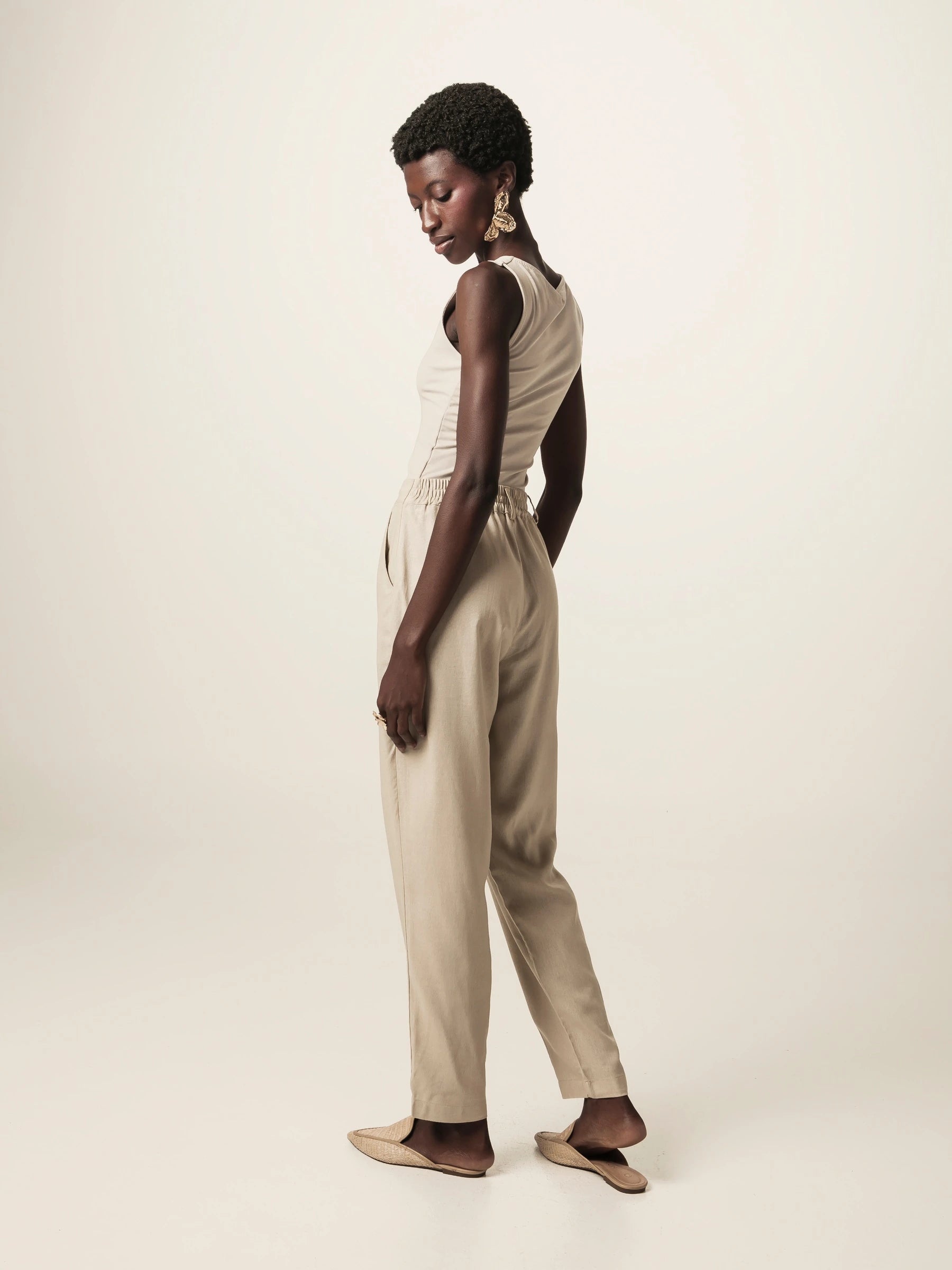 Calça Alfaiataria Slouchy Íris de Linho e Viscose FSC™ Bege Claro. Compre online moda sustentável e atemporal na Minimadeia, marca slow fashion de roupas femininas. Foto produto JUN26 03