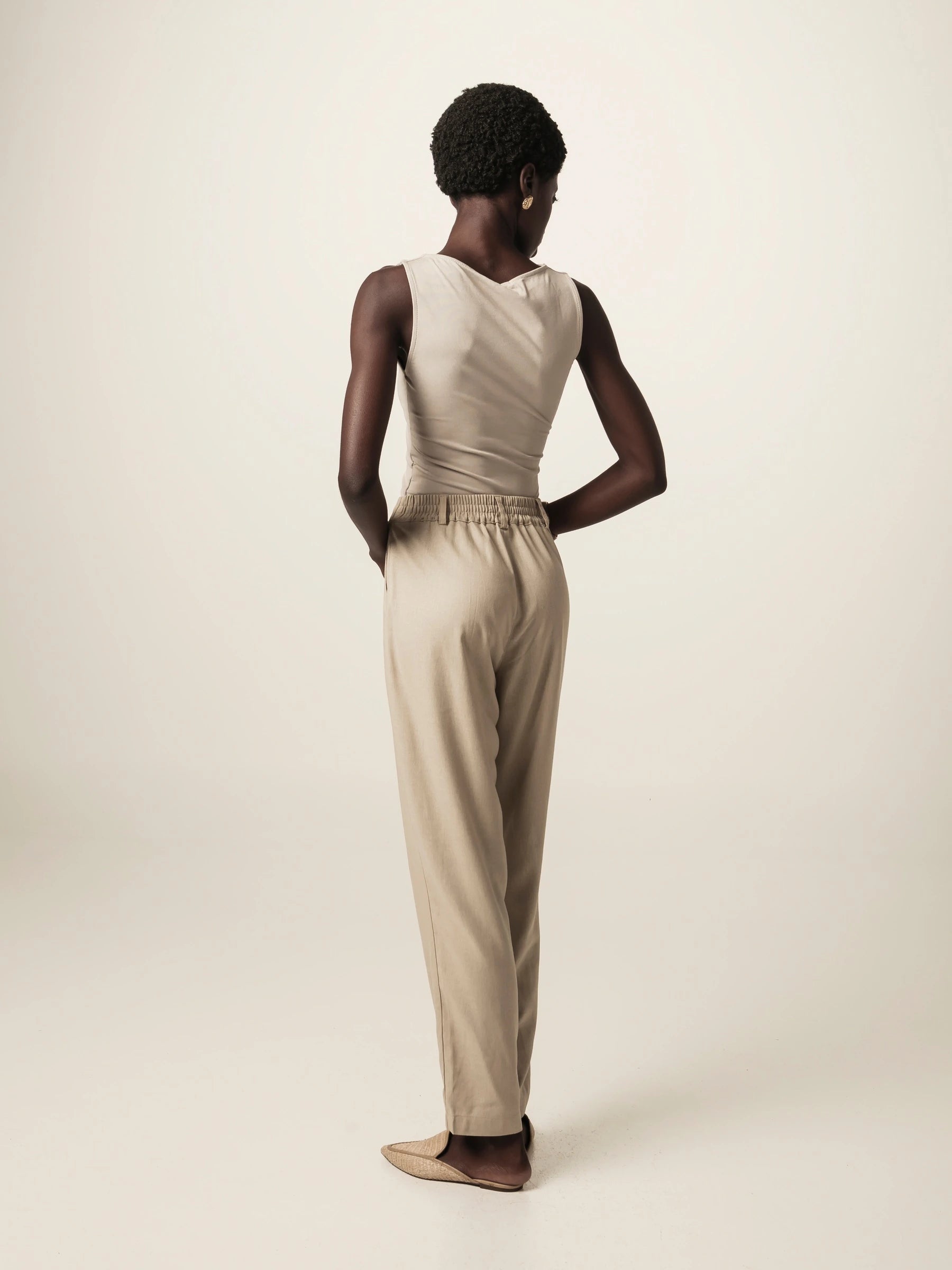 Calça Alfaiataria Slouchy Íris de Linho e Viscose FSC™ Bege Claro. Compre online moda sustentável e atemporal na Minimadeia, marca slow fashion de roupas femininas. Foto produto JUN26 04