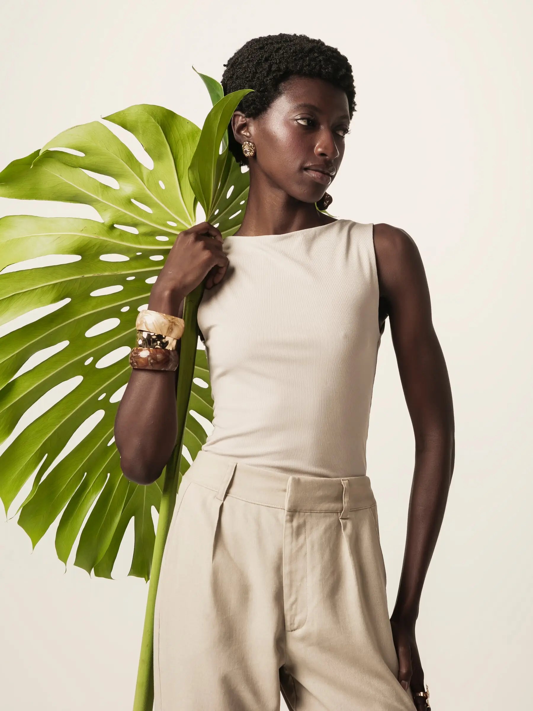 Calça Alfaiataria Slouchy Íris de Linho e Viscose FSC™ Bege Claro. Compre online moda sustentável e atemporal na Minimadeia, marca slow fashion de roupas femininas. Foto produto JUN26 10