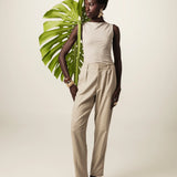 Calça Alfaiataria Slouchy Íris de Linho e Viscose FSC™ Bege Claro. Compre online moda sustentável e atemporal na Minimadeia, marca slow fashion de roupas femininas. Foto produto JUN26 11