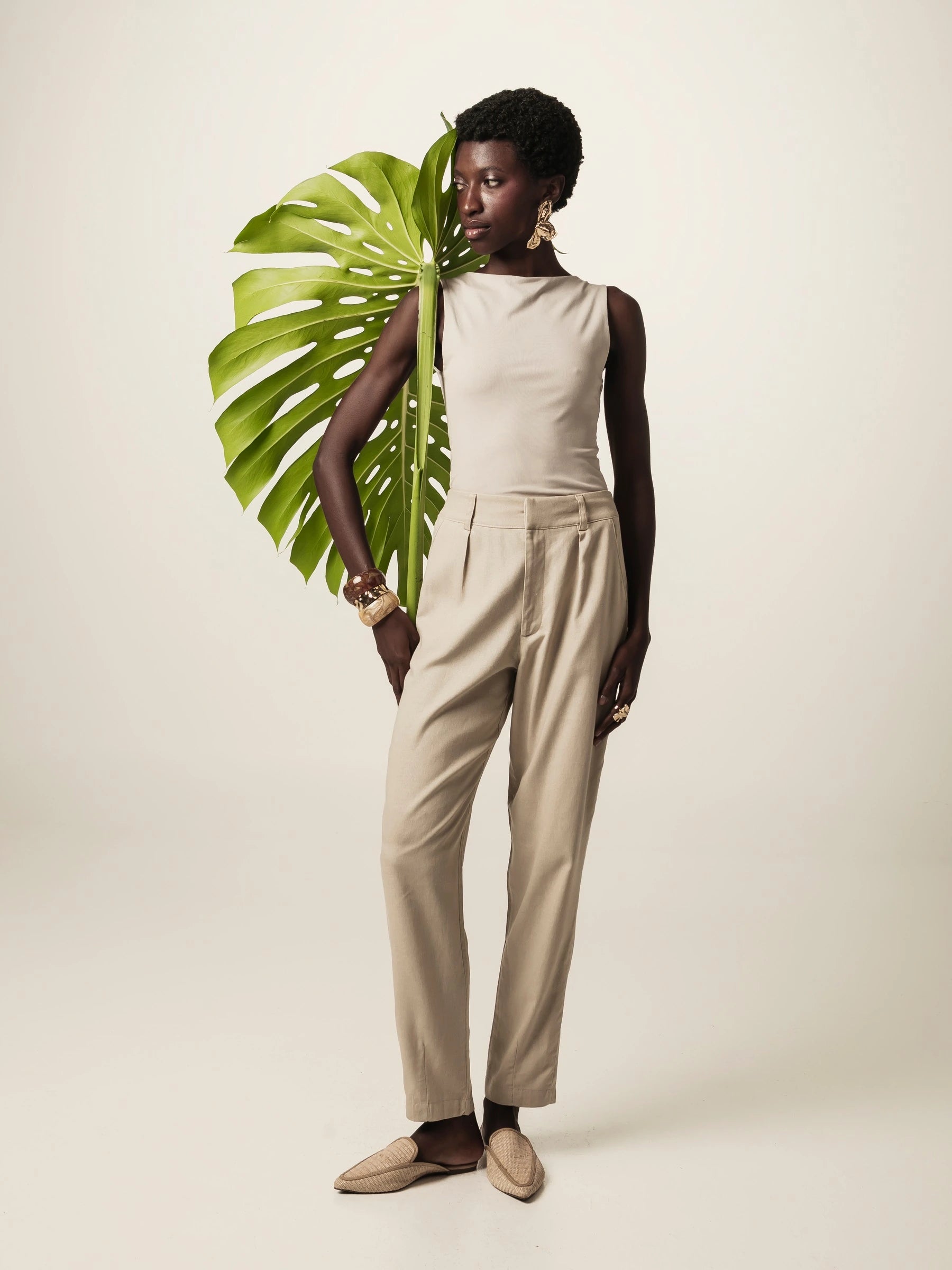 Calça Alfaiataria Slouchy Íris de Linho e Viscose FSC™ Bege Claro. Compre online moda sustentável e atemporal na Minimadeia, marca slow fashion de roupas femininas. Foto produto JUN26 11