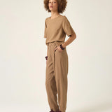 Calça Alfaiataria Slouchy Íris em Linho e Viscose FSC™ Marrom Claro. Compre online moda sustentável e atemporal na Minimadeia, marca slow fashion de roupas femininas. Foto produto ABR25 03