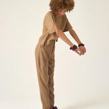 Calça Alfaiataria Slouchy Íris em Linho e Viscose FSC™ Marrom Claro. Compre online moda sustentável e atemporal na Minimadeia, marca slow fashion de roupas femininas. Foto produto ABR25 04