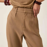 Calça Alfaiataria Slouchy Íris em Linho e Viscose FSC™ Marrom Claro. Compre online moda sustentável e atemporal na Minimadeia, marca slow fashion de roupas femininas. Foto produto ABR25 06