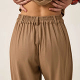 Calça Alfaiataria Slouchy Íris em Linho e Viscose FSC™ Marrom Claro. Compre online moda sustentável e atemporal na Minimadeia, marca slow fashion de roupas femininas. Foto produto ABR25 07