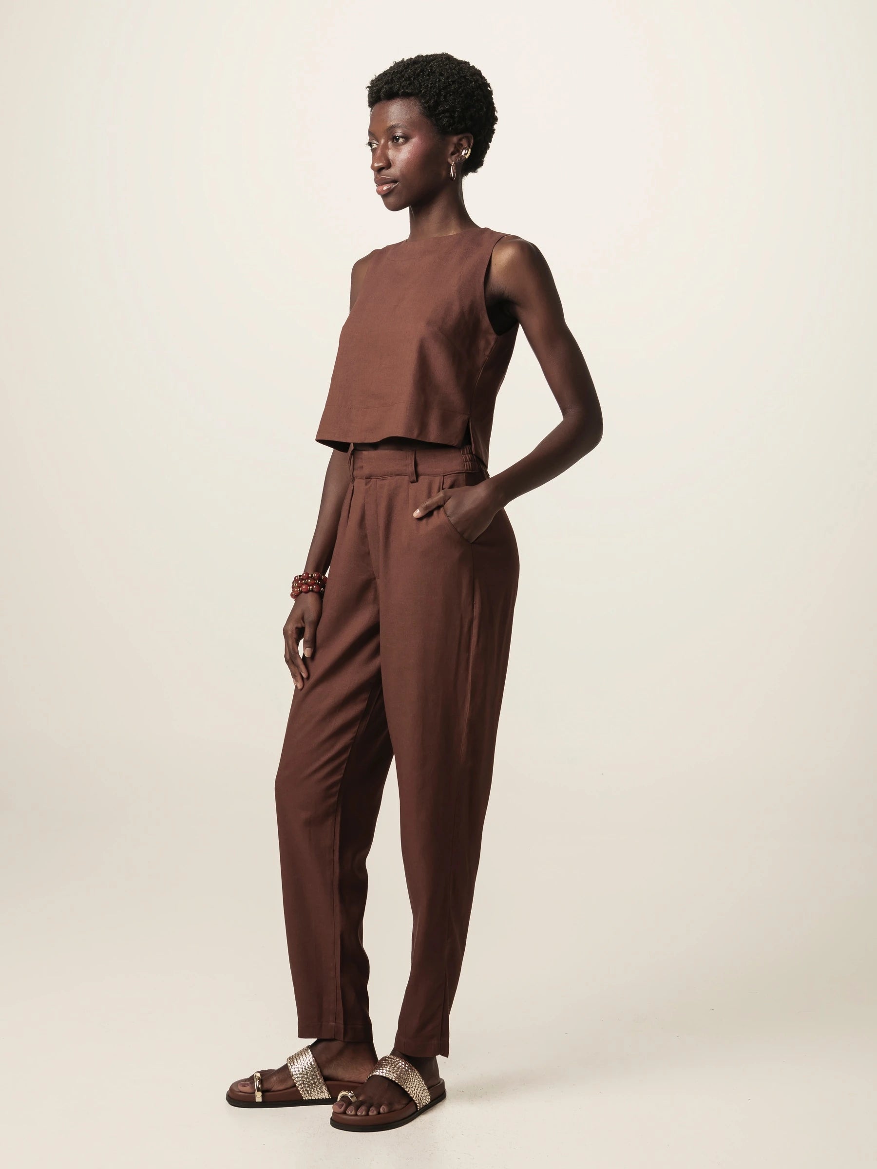 Calça Alfaiataria Slouchy Íris de Linho e Viscose FSC™ Marrom Escuro. Compre online moda sustentável e atemporal na Minimadeia, marca slow fashion de roupas femininas. Foto produto JUN26 02