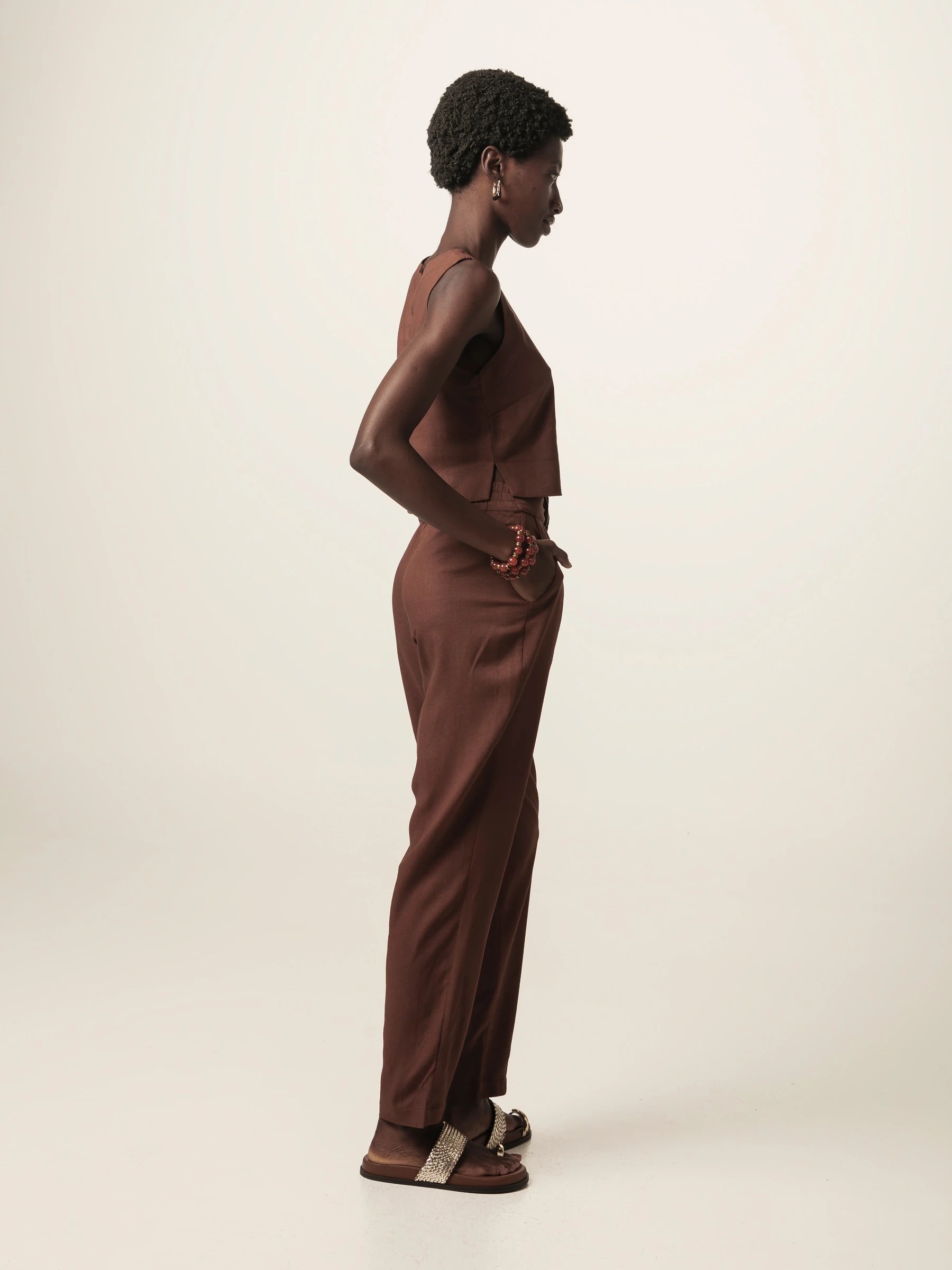 Calça Alfaiataria Slouchy Íris de Linho e Viscose FSC™ Marrom Escuro. Compre online moda sustentável e atemporal na Minimadeia, marca slow fashion de roupas femininas. Foto produto JUN26 03