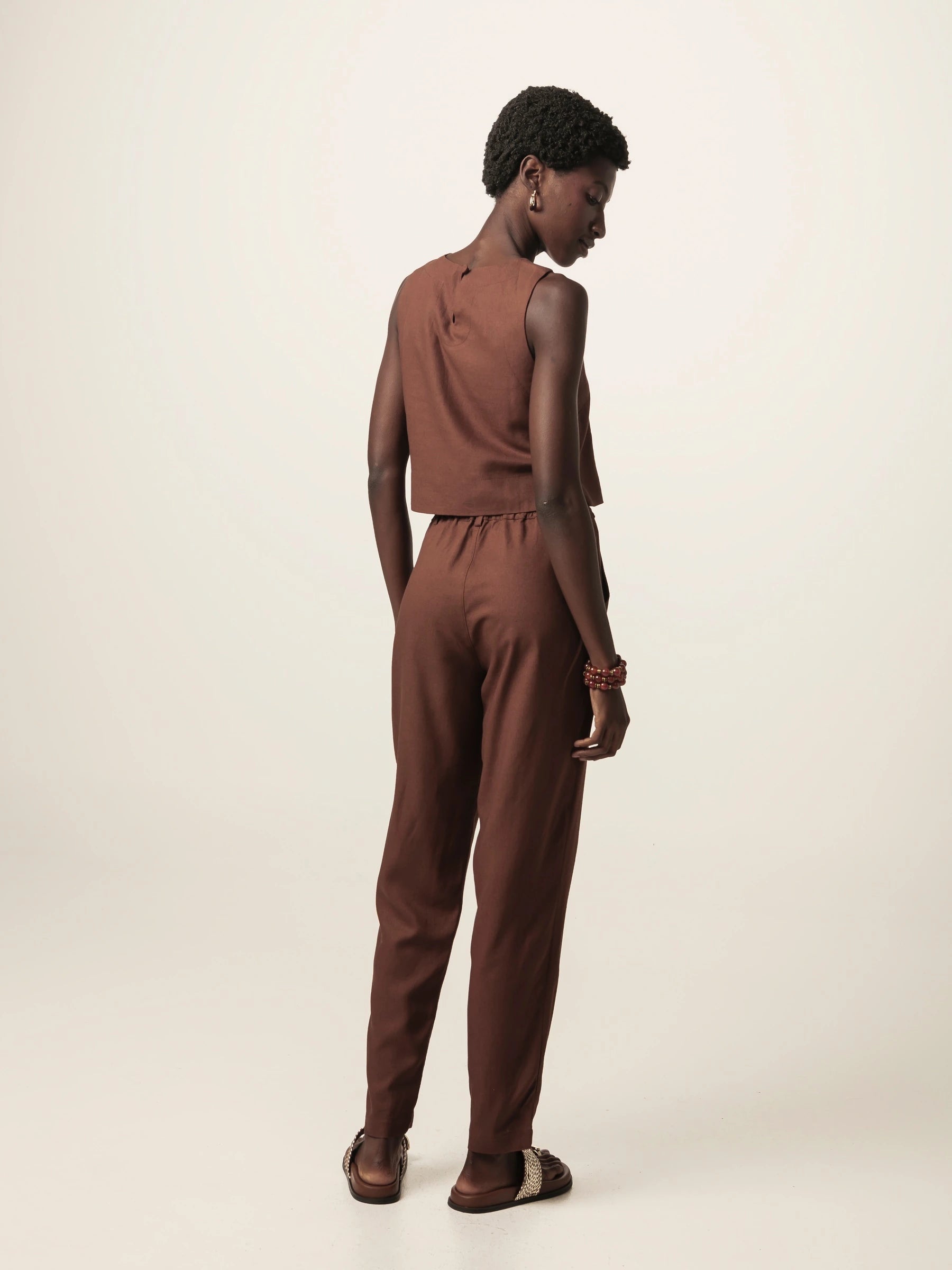 Calça Alfaiataria Slouchy Íris de Linho e Viscose FSC™ Marrom Escuro. Compre online moda sustentável e atemporal na Minimadeia, marca slow fashion de roupas femininas. Foto produto JUN26 04