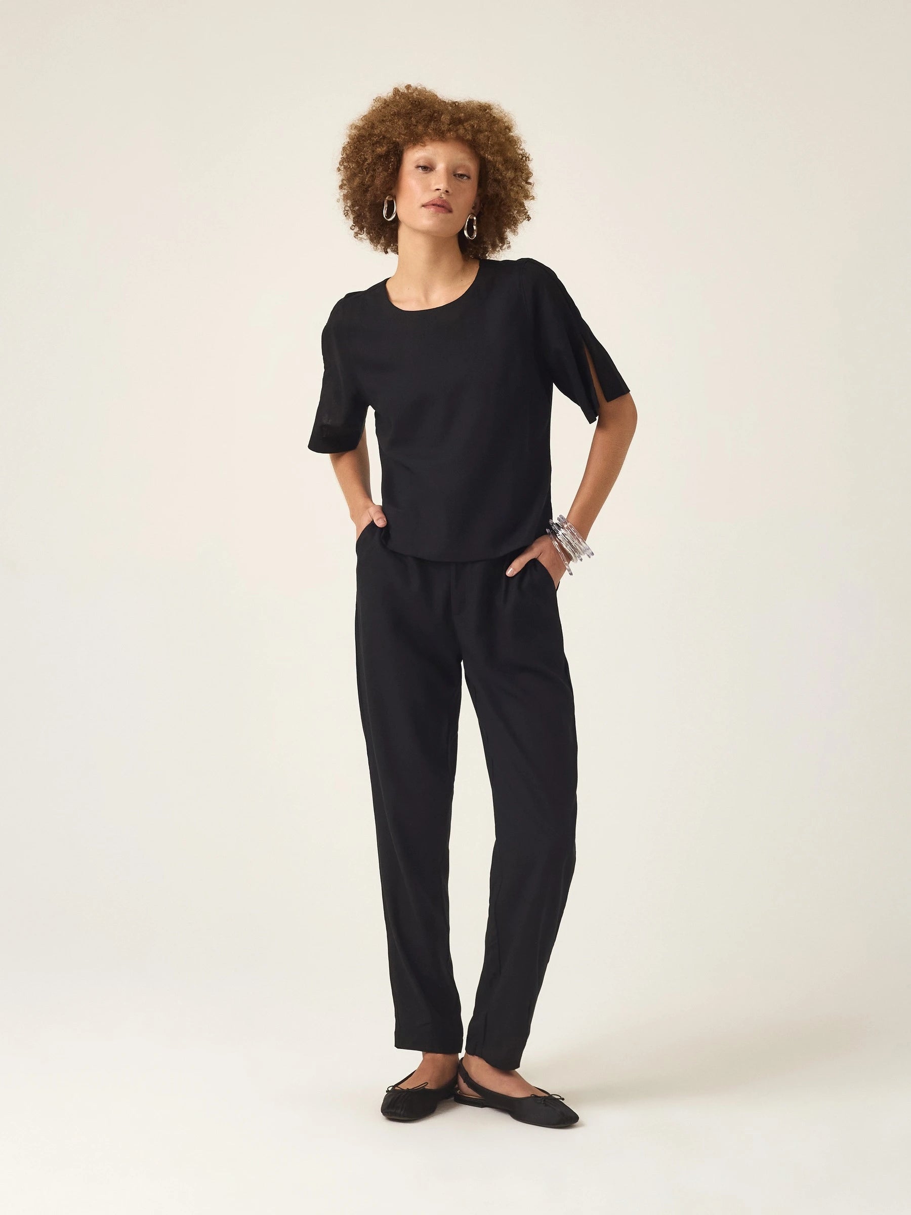 Calça Alfaiataria Slouchy Íris em Linho e Viscose FSC™ Preta. Compre online moda sustentável e atemporal na Minimadeia, marca slow fashion de roupas femininas. Foto produto ABR25 01