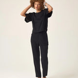 Calça Alfaiataria Slouchy Íris em Linho e Viscose FSC™ Preta. Compre online moda sustentável e atemporal na Minimadeia, marca slow fashion de roupas femininas. Foto produto ABR25 02