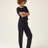 Calça Alfaiataria Slouchy Íris em Linho e Viscose FSC™ Preta. Compre online moda sustentável e atemporal na Minimadeia, marca slow fashion de roupas femininas. Foto produto ABR25 04