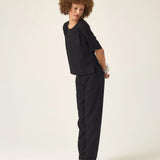 Calça Alfaiataria Slouchy Íris em Linho e Viscose FSC™ Preta. Compre online moda sustentável e atemporal na Minimadeia, marca slow fashion de roupas femininas. Foto produto ABR25 05