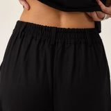Calça Alfaiataria Slouchy Íris em Linho e Viscose FSC™ Preta. Compre online moda sustentável e atemporal na Minimadeia, marca slow fashion de roupas femininas. Foto produto ABR25 06