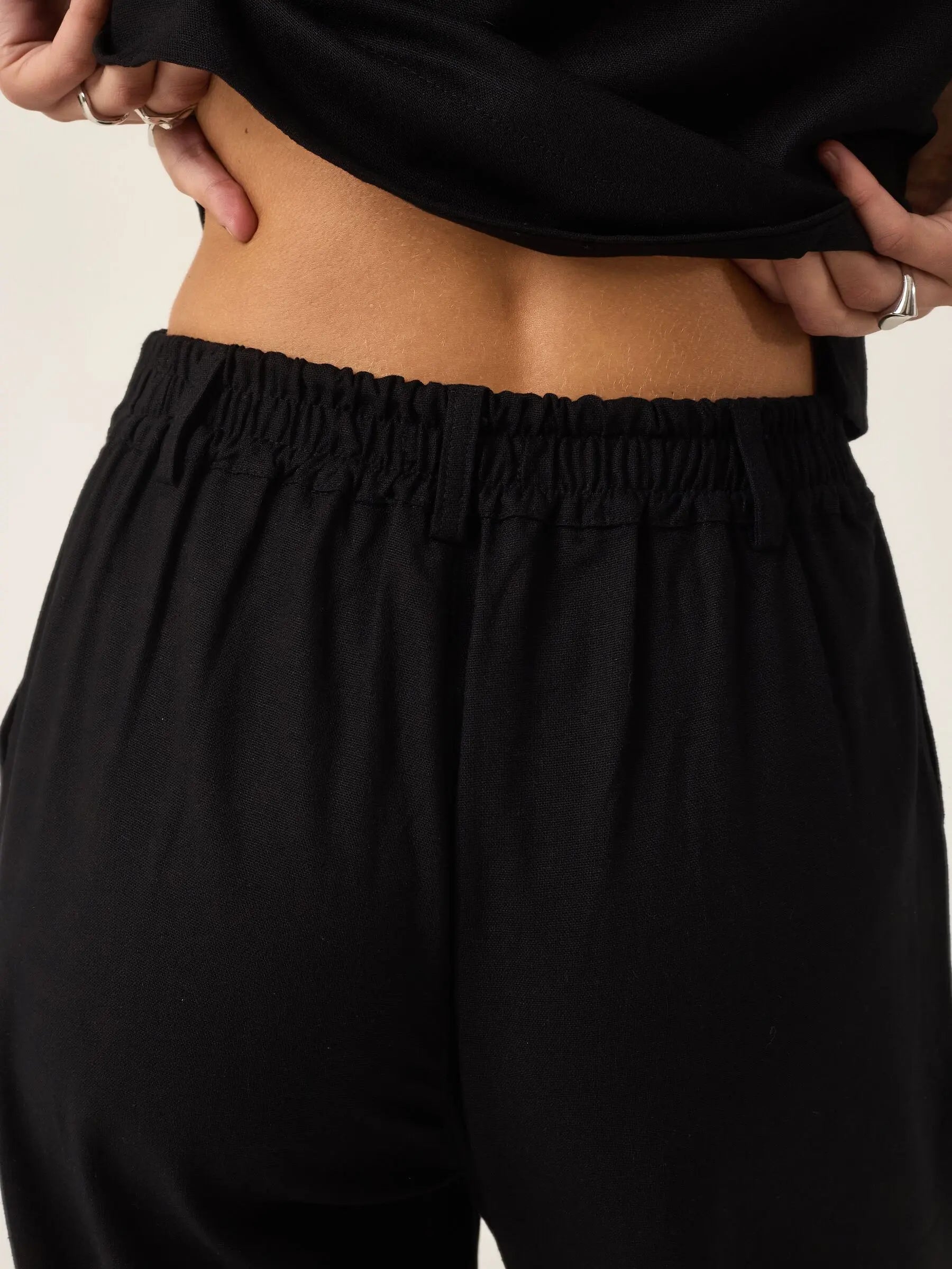 Calça Alfaiataria Slouchy Íris em Linho e Viscose FSC™ Preta. Compre online moda sustentável e atemporal na Minimadeia, marca slow fashion de roupas femininas. Foto produto ABR25 06