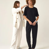 Calça Alfaiataria Slouchy Íris em Linho e Viscose FSC™ Preta. Compre online moda sustentável e atemporal na Minimadeia, marca slow fashion de roupas femininas. Foto produto ABR25 08
