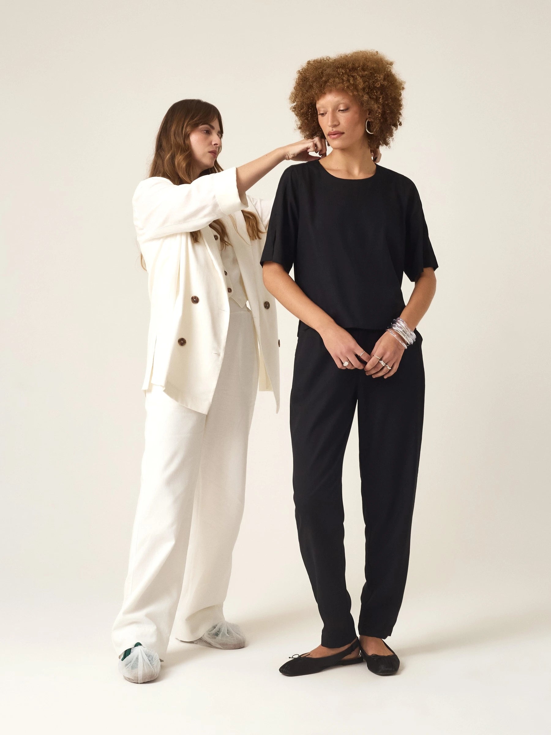 Calça Alfaiataria Slouchy Íris em Linho e Viscose FSC™ Preta. Compre online moda sustentável e atemporal na Minimadeia, marca slow fashion de roupas femininas. Foto produto ABR25 08