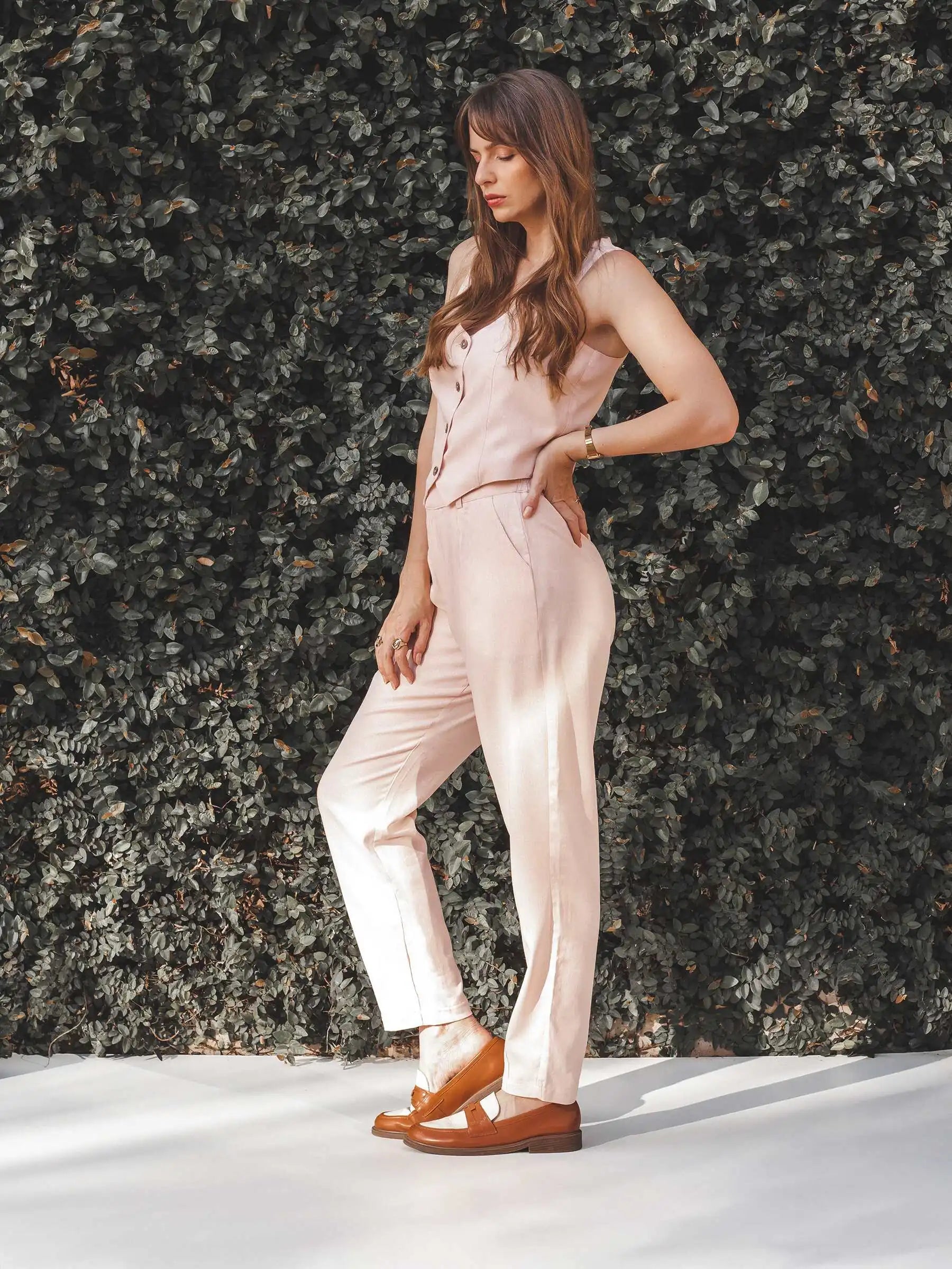 Blazer Alfaiataria Sândalo de Linho e Viscose FSC™ Rosa Claro. Compre online moda sustentável e atemporal na Minimadeia, marca slow fashion de roupas femininas. Foto produto AGO25 06
