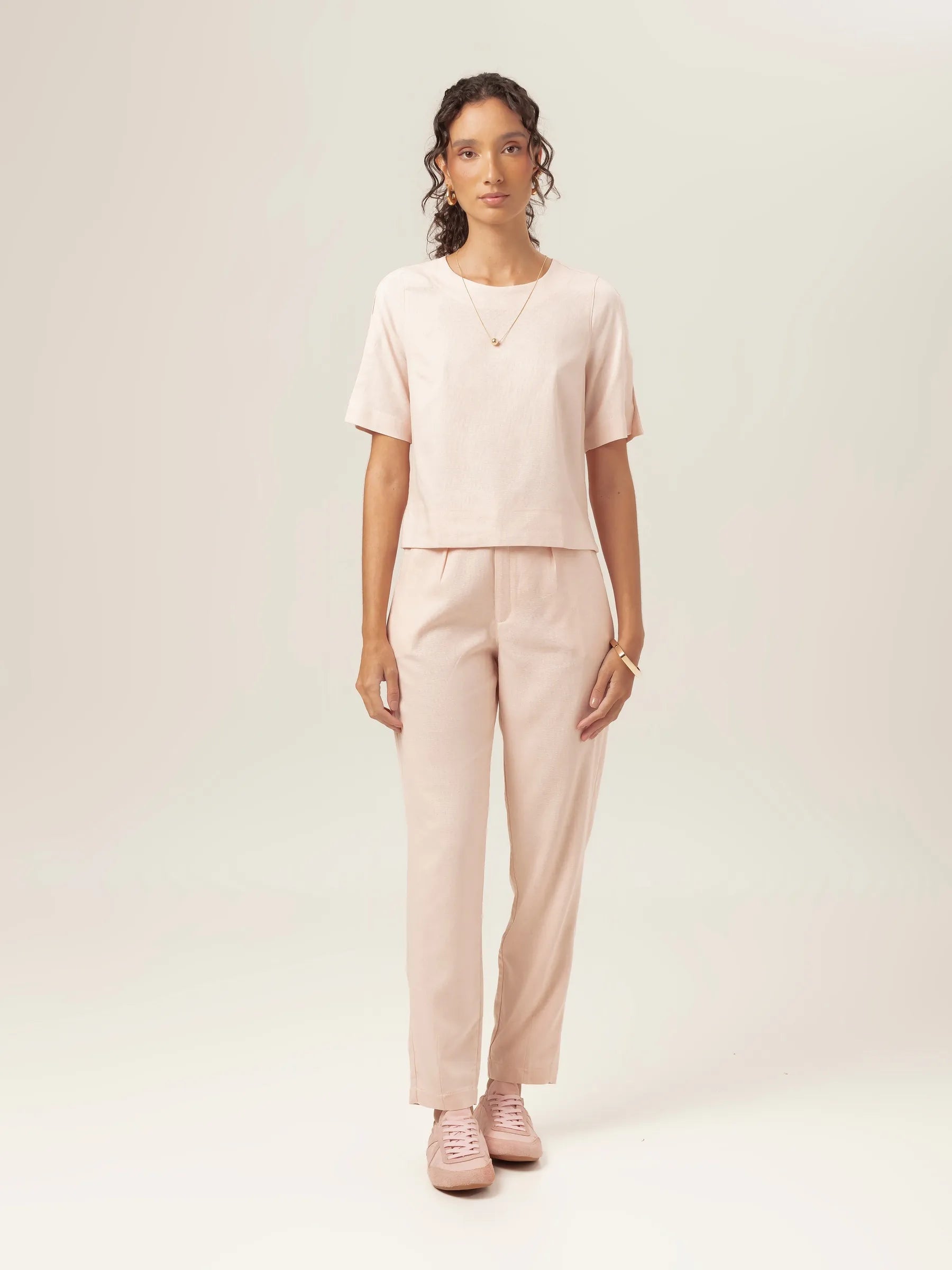 Calça Alfaiataria Slouchy Íris de Linho e Viscose FSC™ Rosa Claro. Compre online moda sustentável e atemporal na Minimadeia, marca slow fashion de roupas femininas. Foto produto MAR26 01