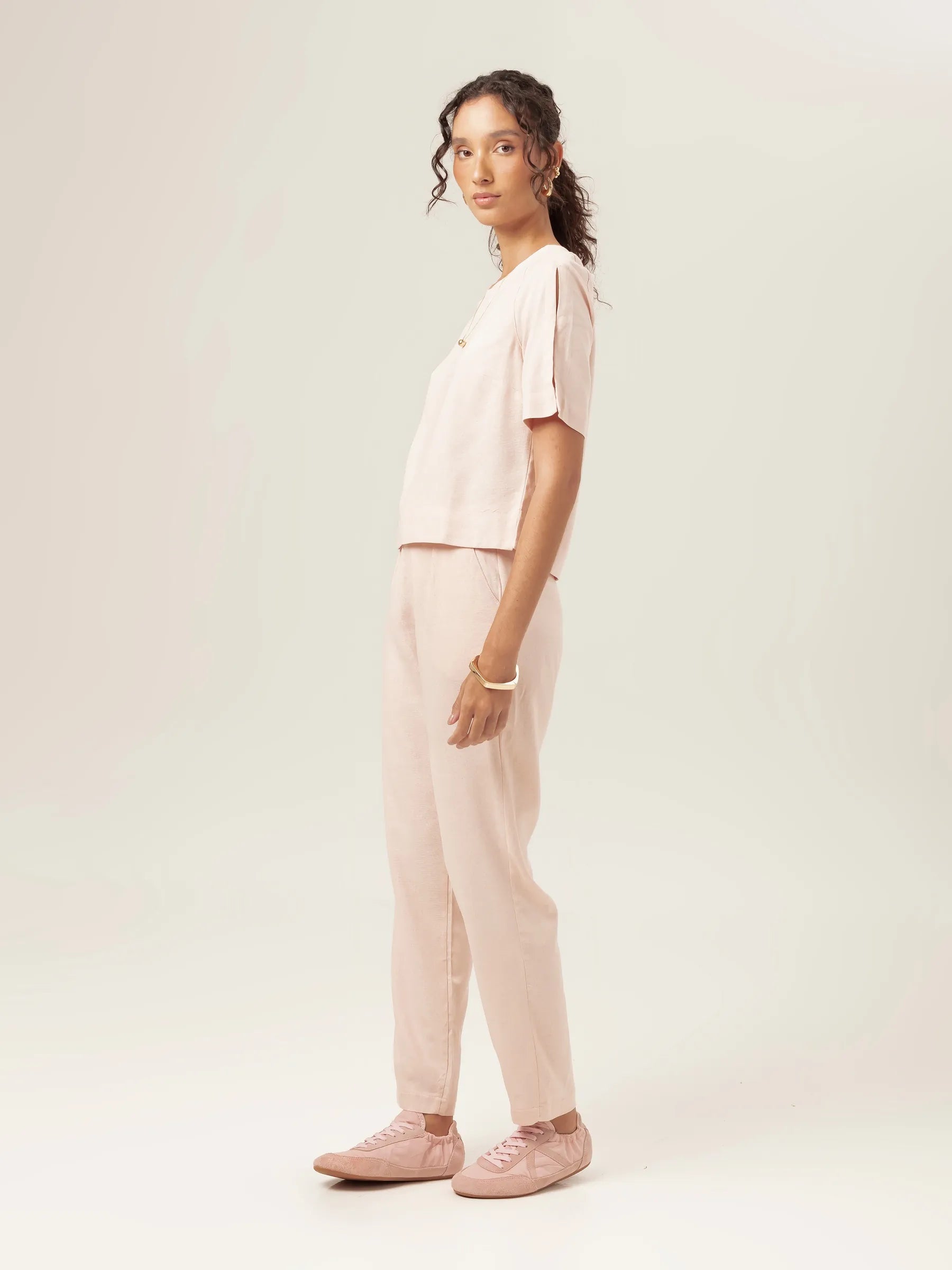 Calça Alfaiataria Slouchy Íris de Linho e Viscose FSC™ Rosa Claro. Compre online moda sustentável e atemporal na Minimadeia, marca slow fashion de roupas femininas. Foto produto MAR26 02