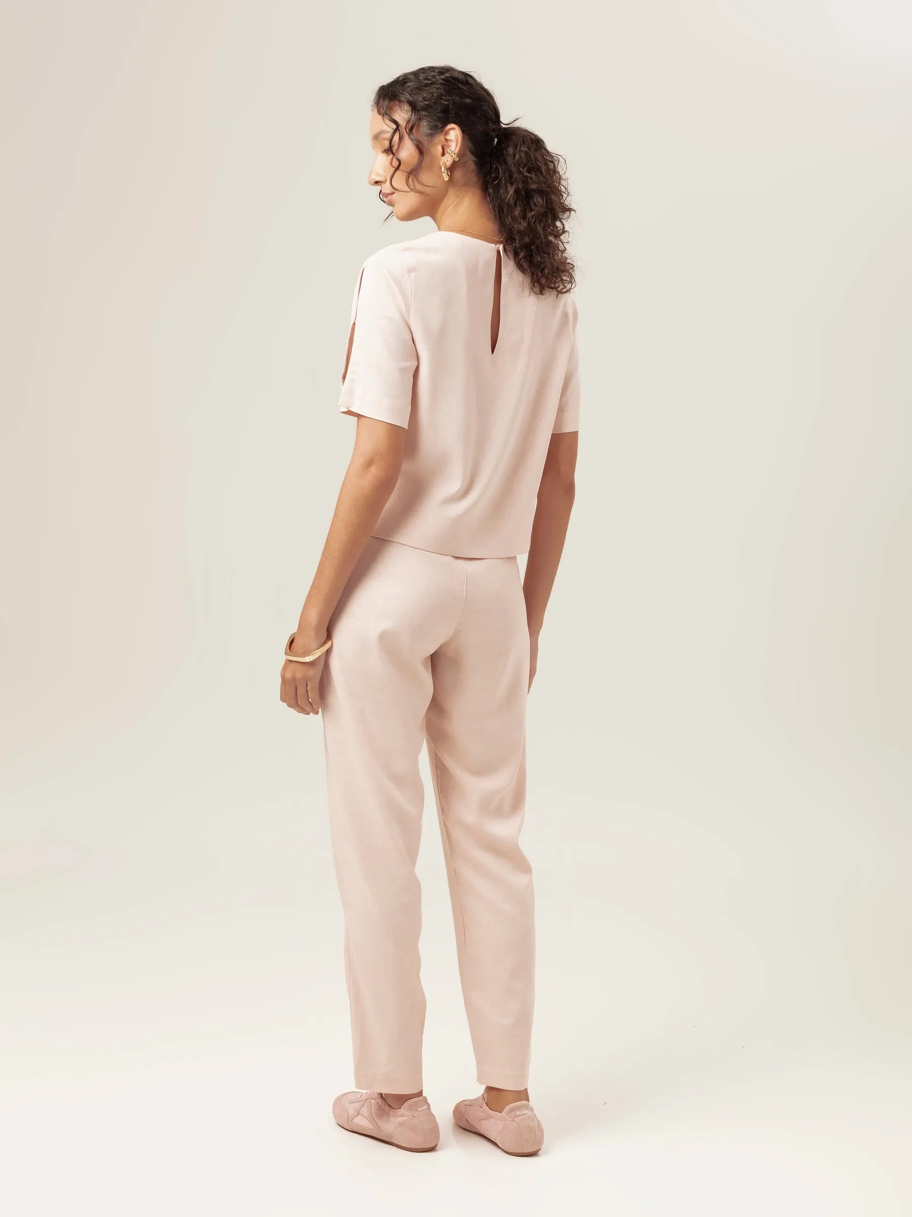 Calça Alfaiataria Slouchy Íris de Linho e Viscose FSC™ Rosa Claro. Compre online moda sustentável e atemporal na Minimadeia, marca slow fashion de roupas femininas. Foto produto MAR26 03