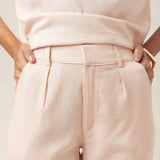 Calça Alfaiataria Slouchy Íris de Linho e Viscose FSC™ Rosa Claro. Compre online moda sustentável e atemporal na Minimadeia, marca slow fashion de roupas femininas. Foto produto MAR26 08
