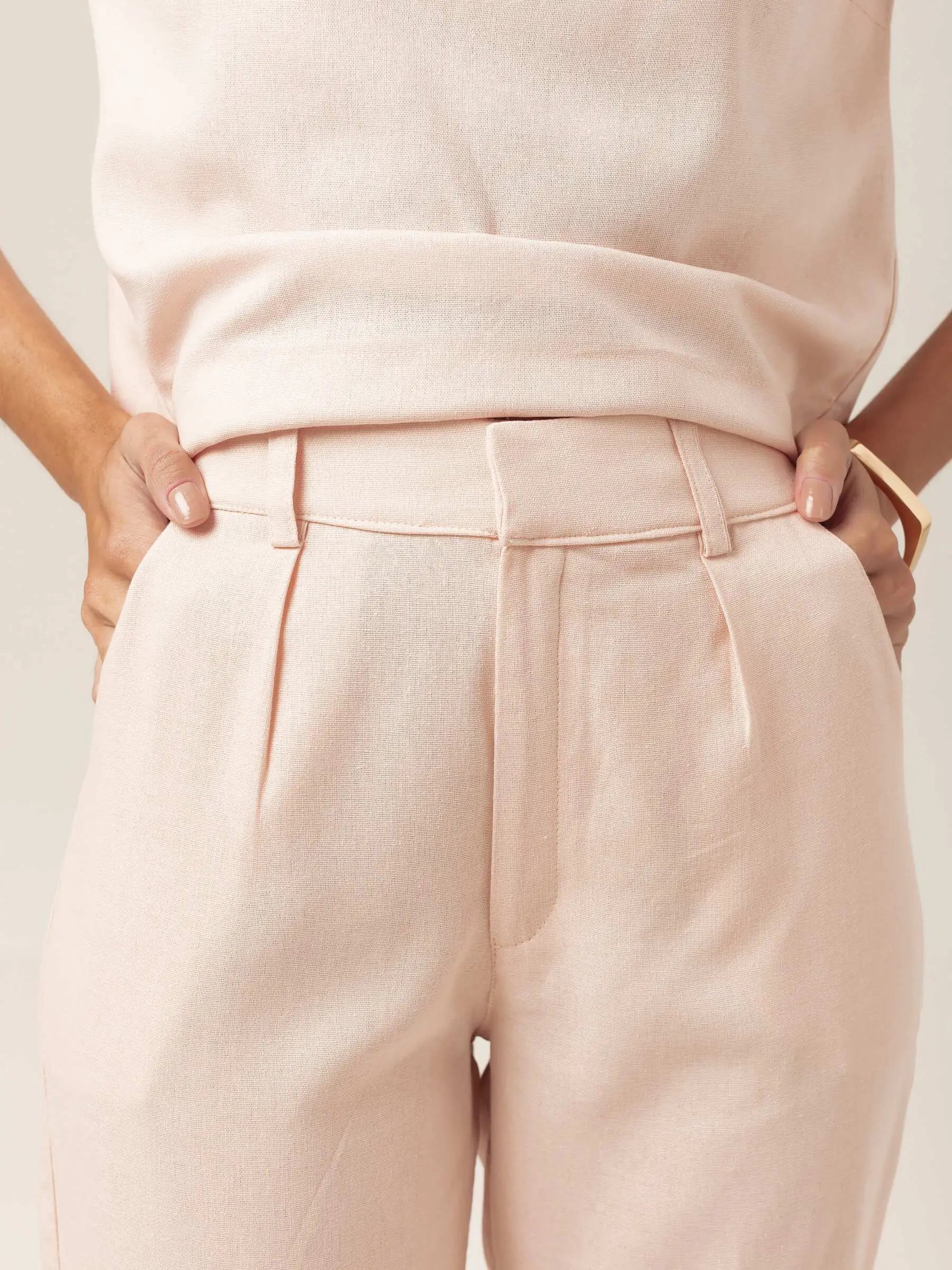 Calça Alfaiataria Slouchy Íris de Linho e Viscose FSC™ Rosa Claro. Compre online moda sustentável e atemporal na Minimadeia, marca slow fashion de roupas femininas. Foto produto MAR26 08
