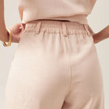 Calça Alfaiataria Slouchy Íris de Linho e Viscose FSC™ Rosa Claro. Compre online moda sustentável e atemporal na Minimadeia, marca slow fashion de roupas femininas. Foto produto MAR26 09