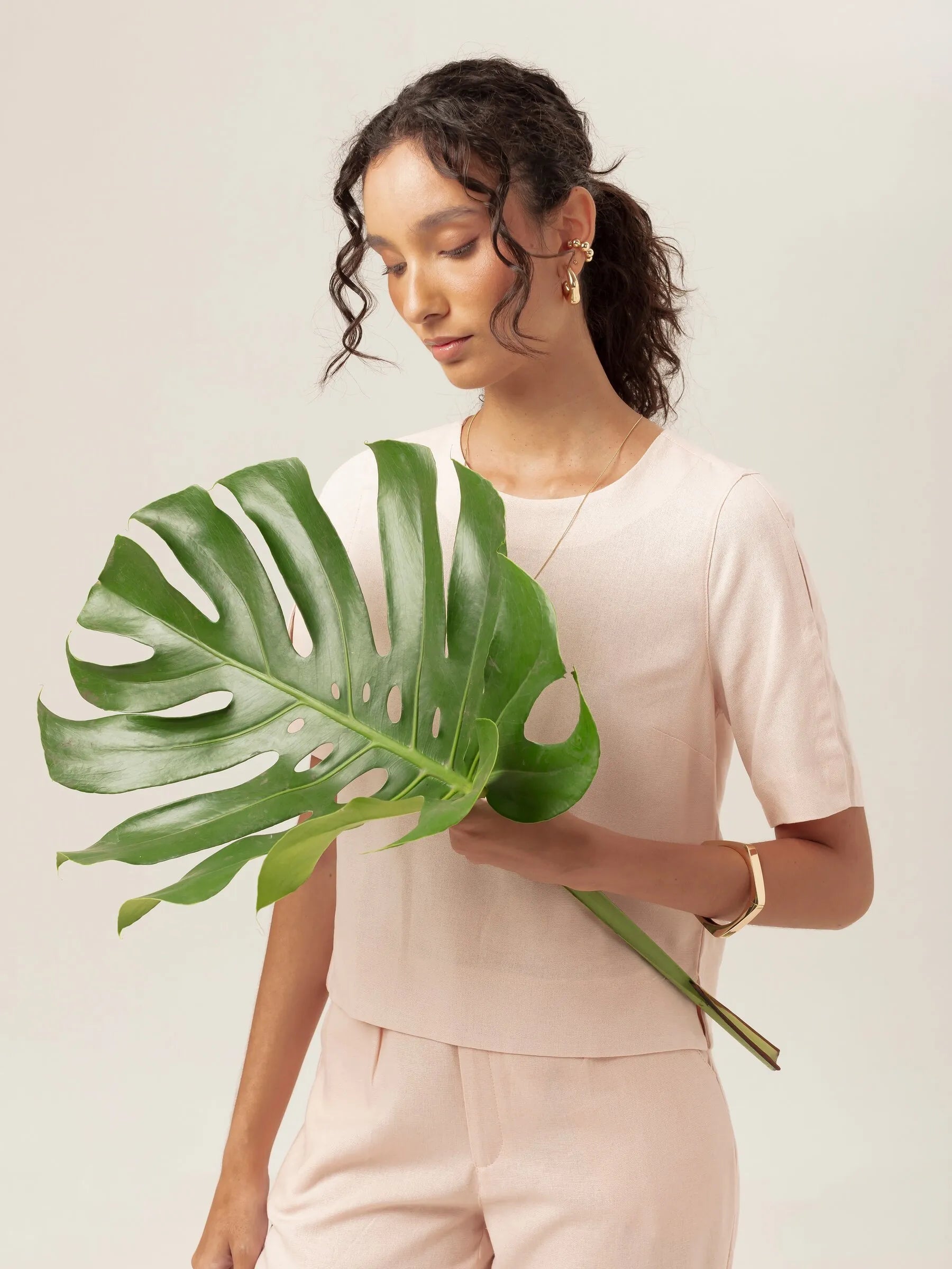 Calça Alfaiataria Slouchy Íris de Linho e Viscose FSC™ Rosa Claro. Compre online moda sustentável e atemporal na Minimadeia, marca slow fashion de roupas femininas. Foto produto MAR26 11