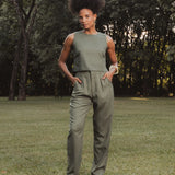 Calça Alfaiataria Slouchy Íris de Linho e Viscose FSC™ Marrom Escuro. Compre online moda sustentável e atemporal na Minimadeia, marca slow fashion de roupas femininas. Foto produto DEZ25 01