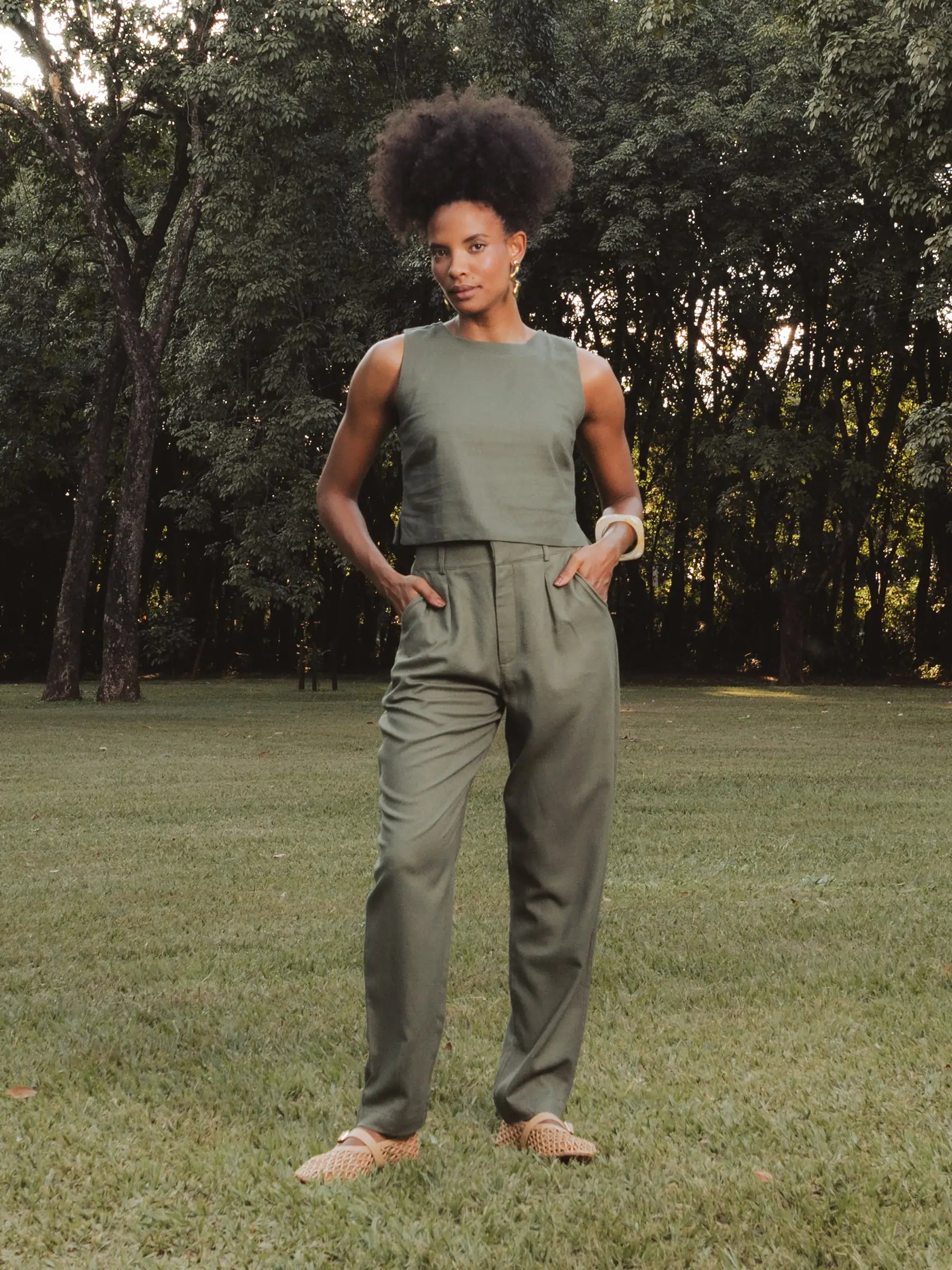 Calça Alfaiataria Slouchy Íris de Linho e Viscose FSC™ Marrom Escuro. Compre online moda sustentável e atemporal na Minimadeia, marca slow fashion de roupas femininas. Foto produto DEZ25 01