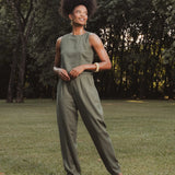 Calça Alfaiataria Slouchy Íris de Linho e Viscose FSC™ Marrom Escuro. Compre online moda sustentável e atemporal na Minimadeia, marca slow fashion de roupas femininas. Foto produto DEZ25 02