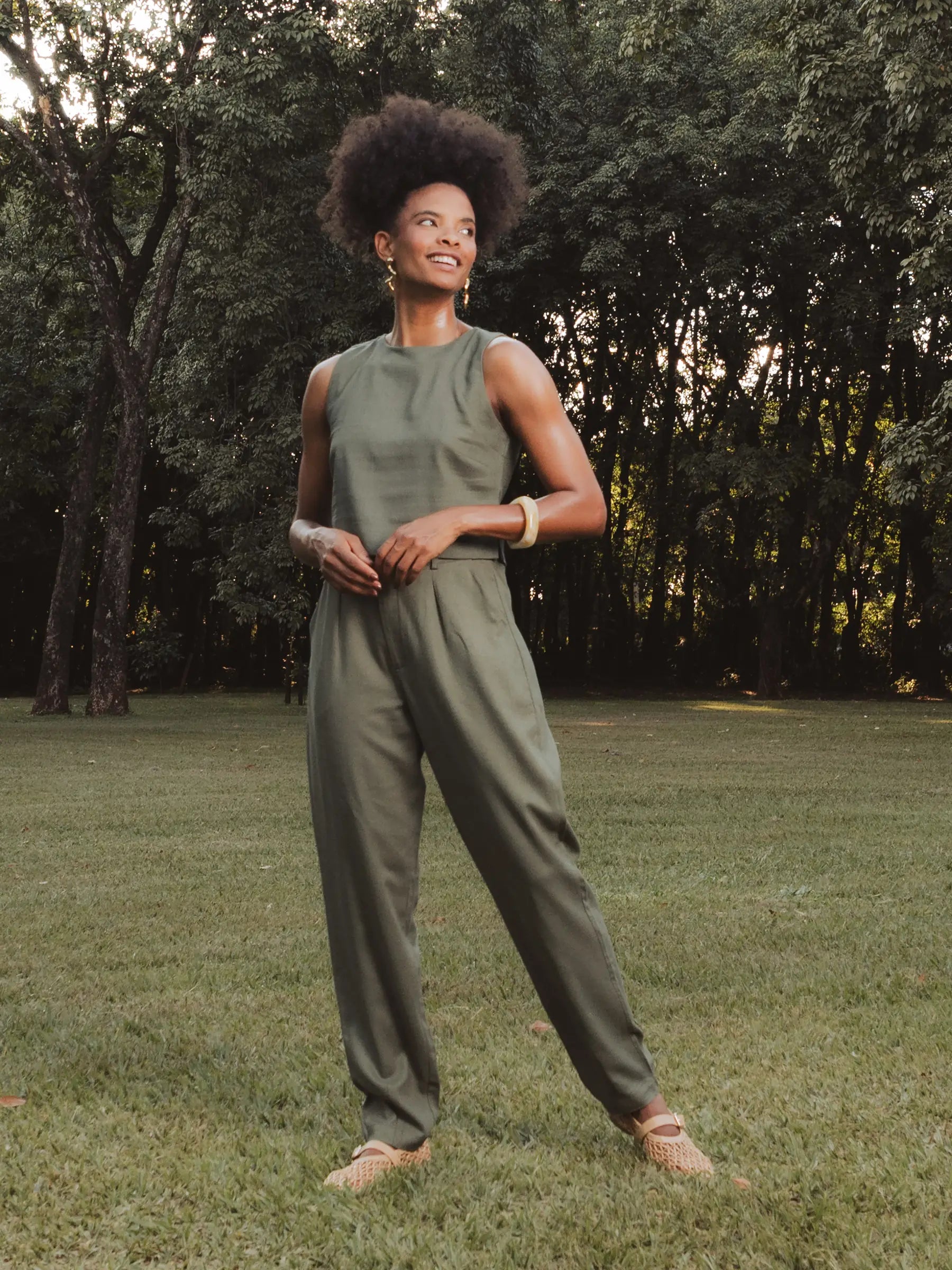 Calça Alfaiataria Slouchy Íris de Linho e Viscose FSC™ Marrom Escuro. Compre online moda sustentável e atemporal na Minimadeia, marca slow fashion de roupas femininas. Foto produto DEZ25 02