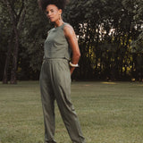 Calça Alfaiataria Slouchy Íris de Linho e Viscose FSC™ Marrom Escuro. Compre online moda sustentável e atemporal na Minimadeia, marca slow fashion de roupas femininas. Foto produto DEZ25 03