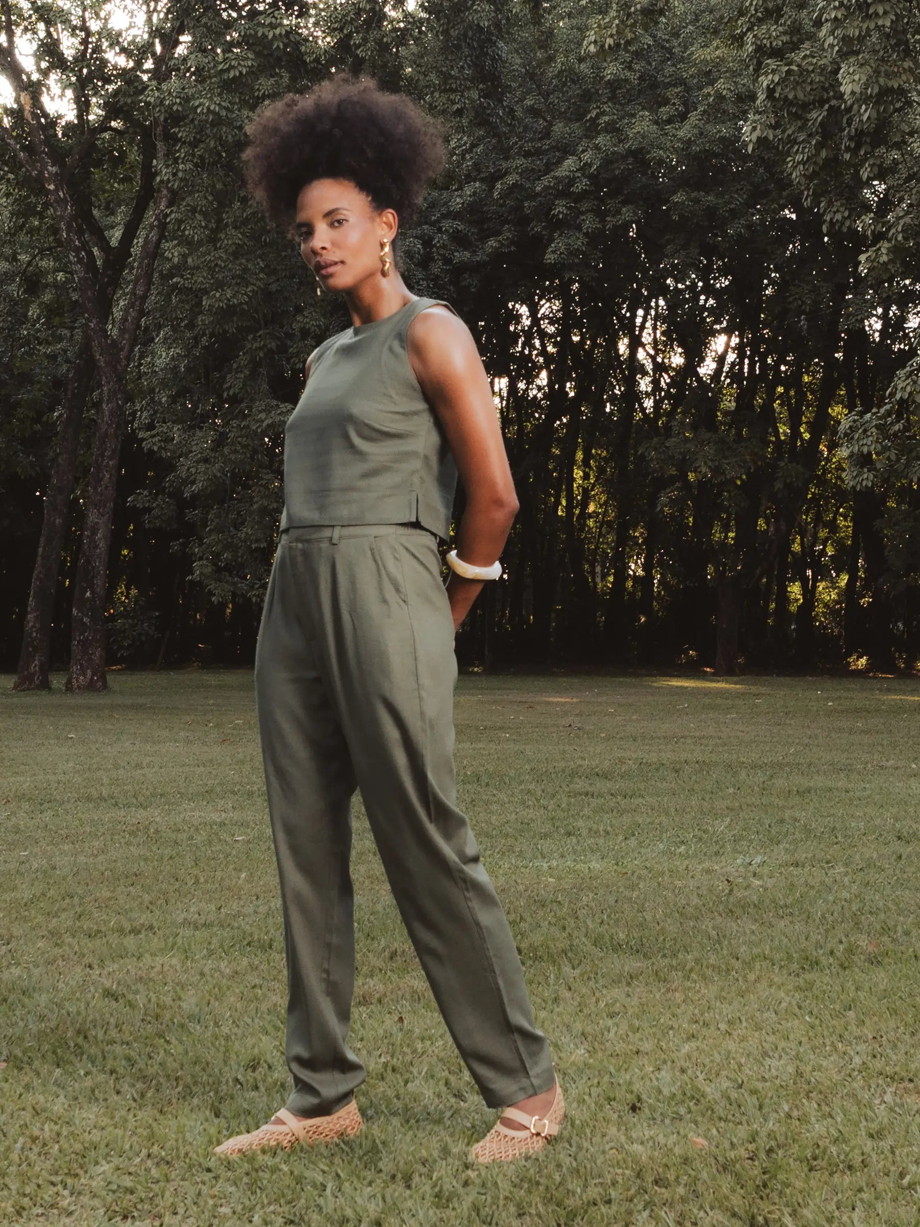 Calça Alfaiataria Slouchy Íris de Linho e Viscose FSC™ Marrom Escuro. Compre online moda sustentável e atemporal na Minimadeia, marca slow fashion de roupas femininas. Foto produto DEZ25 03