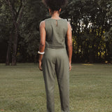 Calça Alfaiataria Slouchy Íris de Linho e Viscose FSC™ Marrom Escuro. Compre online moda sustentável e atemporal na Minimadeia, marca slow fashion de roupas femininas. Foto produto DEZ25 04