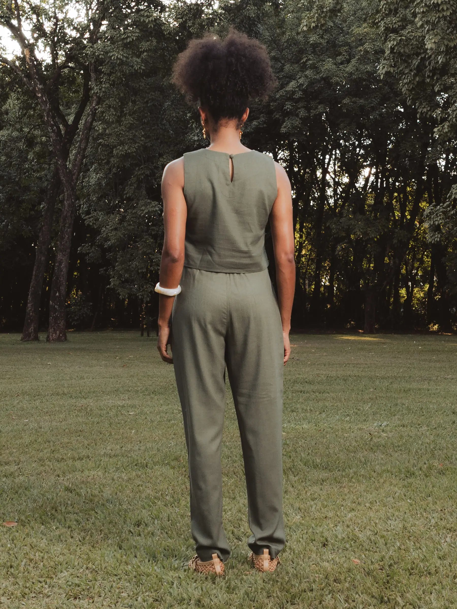 Calça Alfaiataria Slouchy Íris de Linho e Viscose FSC™ Marrom Escuro. Compre online moda sustentável e atemporal na Minimadeia, marca slow fashion de roupas femininas. Foto produto DEZ25 04