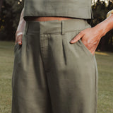 Calça Alfaiataria Slouchy Íris de Linho e Viscose FSC™ Marrom Escuro. Compre online moda sustentável e atemporal na Minimadeia, marca slow fashion de roupas femininas. Foto produto DEZ25 05