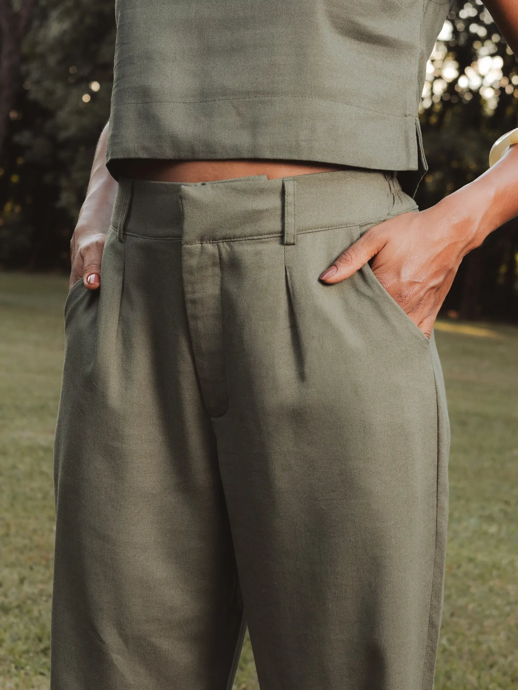 Calça Alfaiataria Slouchy Íris de Linho e Viscose FSC™ Marrom Escuro. Compre online moda sustentável e atemporal na Minimadeia, marca slow fashion de roupas femininas. Foto produto DEZ25 05