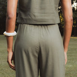 Calça Alfaiataria Slouchy Íris de Linho e Viscose FSC™ Marrom Escuro. Compre online moda sustentável e atemporal na Minimadeia, marca slow fashion de roupas femininas. Foto produto DEZ25 06