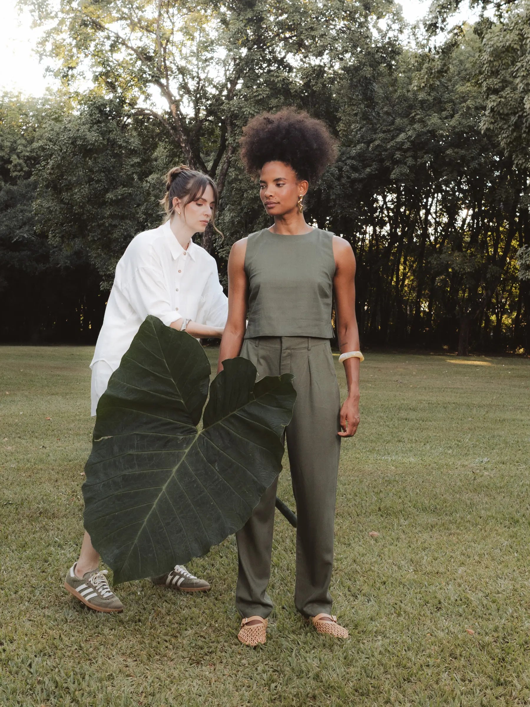 Calça Alfaiataria Slouchy Íris de Linho e Viscose FSC™ Marrom Escuro. Compre online moda sustentável e atemporal na Minimadeia, marca slow fashion de roupas femininas. Foto produto DEZ25 09