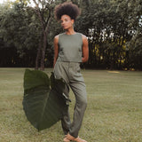 Calça Alfaiataria Slouchy Íris de Linho e Viscose FSC™ Marrom Escuro. Compre online moda sustentável e atemporal na Minimadeia, marca slow fashion de roupas femininas. Foto produto DEZ25 10