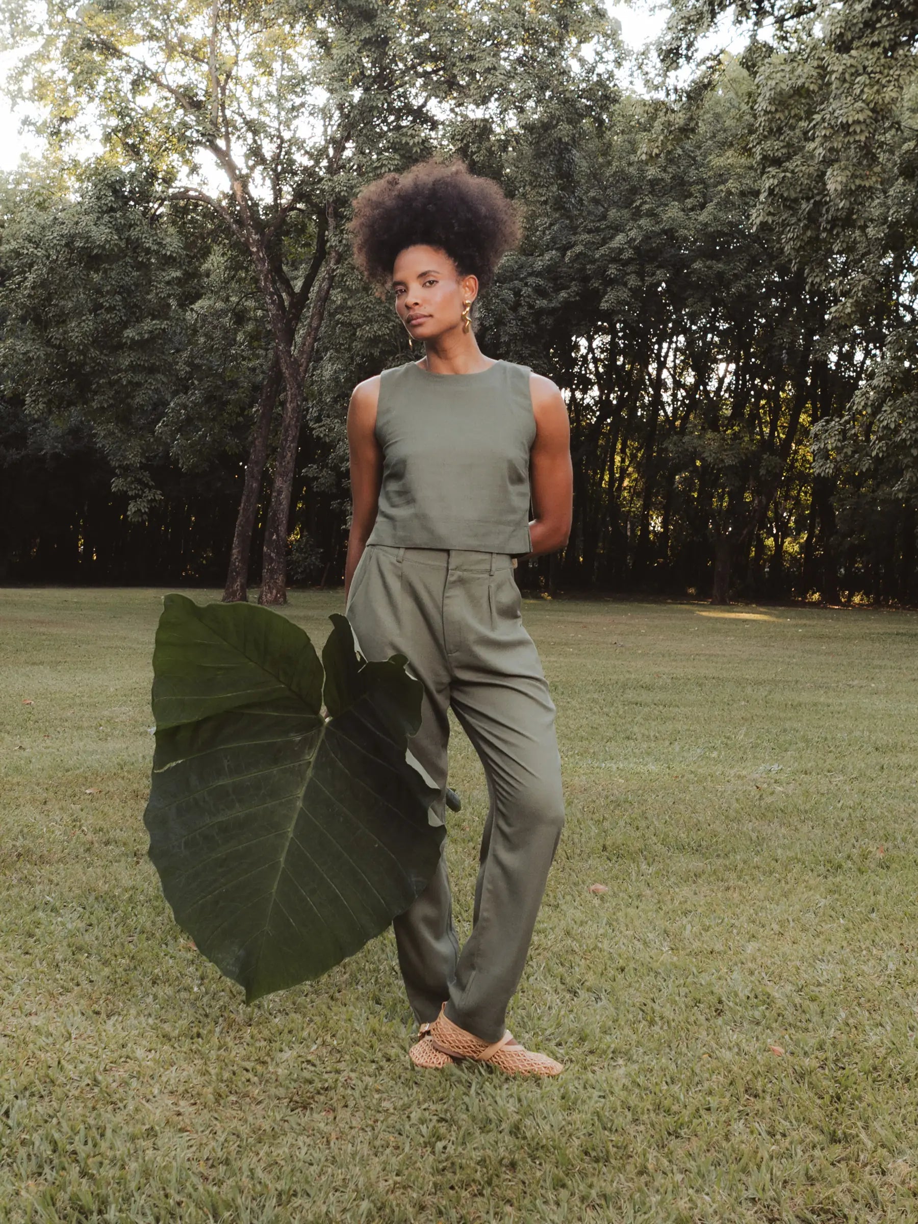 Calça Alfaiataria Slouchy Íris de Linho e Viscose FSC™ Marrom Escuro. Compre online moda sustentável e atemporal na Minimadeia, marca slow fashion de roupas femininas. Foto produto DEZ25 10