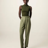 Calça Alfaiataria Slouchy Íris de Linho e Viscose FSC™ Marrom Escuro. Compre online moda sustentável e atemporal na Minimadeia, marca slow fashion de roupas femininas. Foto produto JUN26 01
