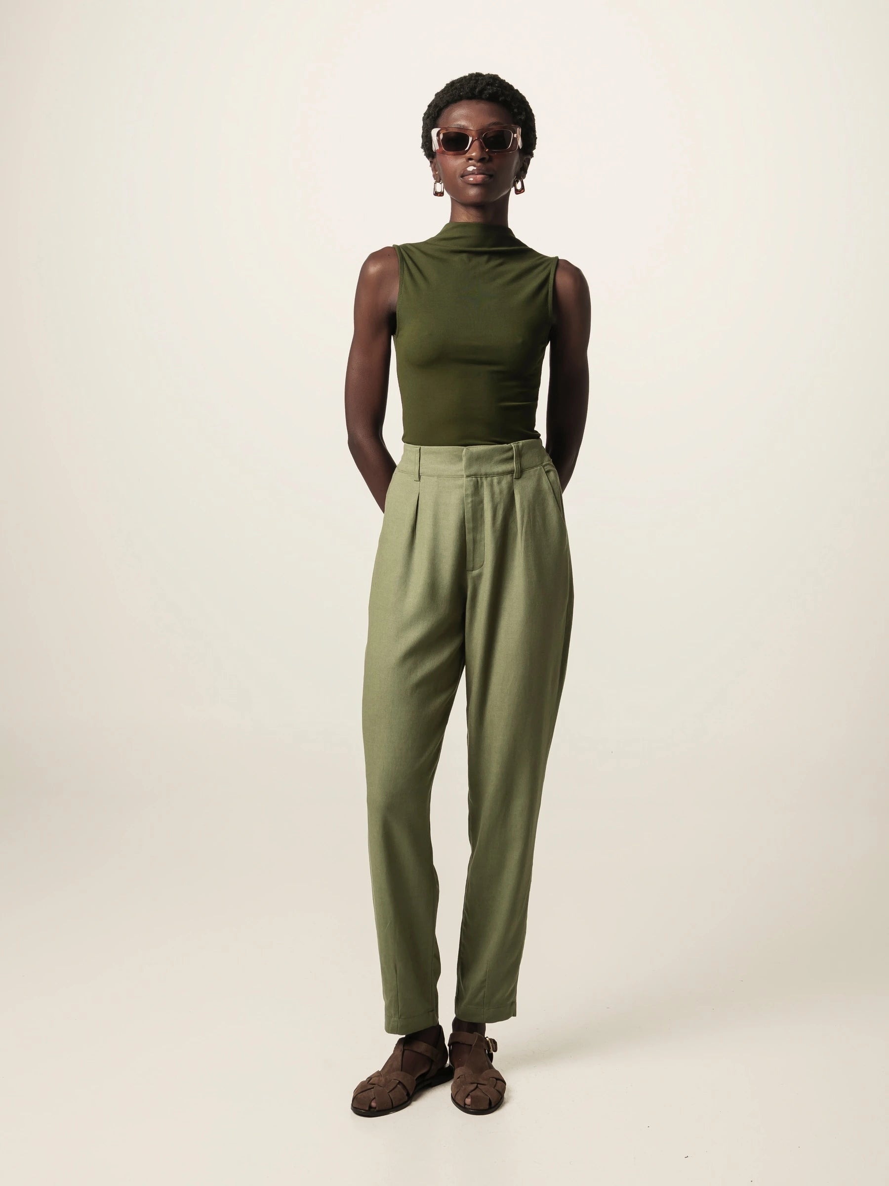 Calça Alfaiataria Slouchy Íris de Linho e Viscose FSC™ Marrom Escuro. Compre online moda sustentável e atemporal na Minimadeia, marca slow fashion de roupas femininas. Foto produto JUN26 01