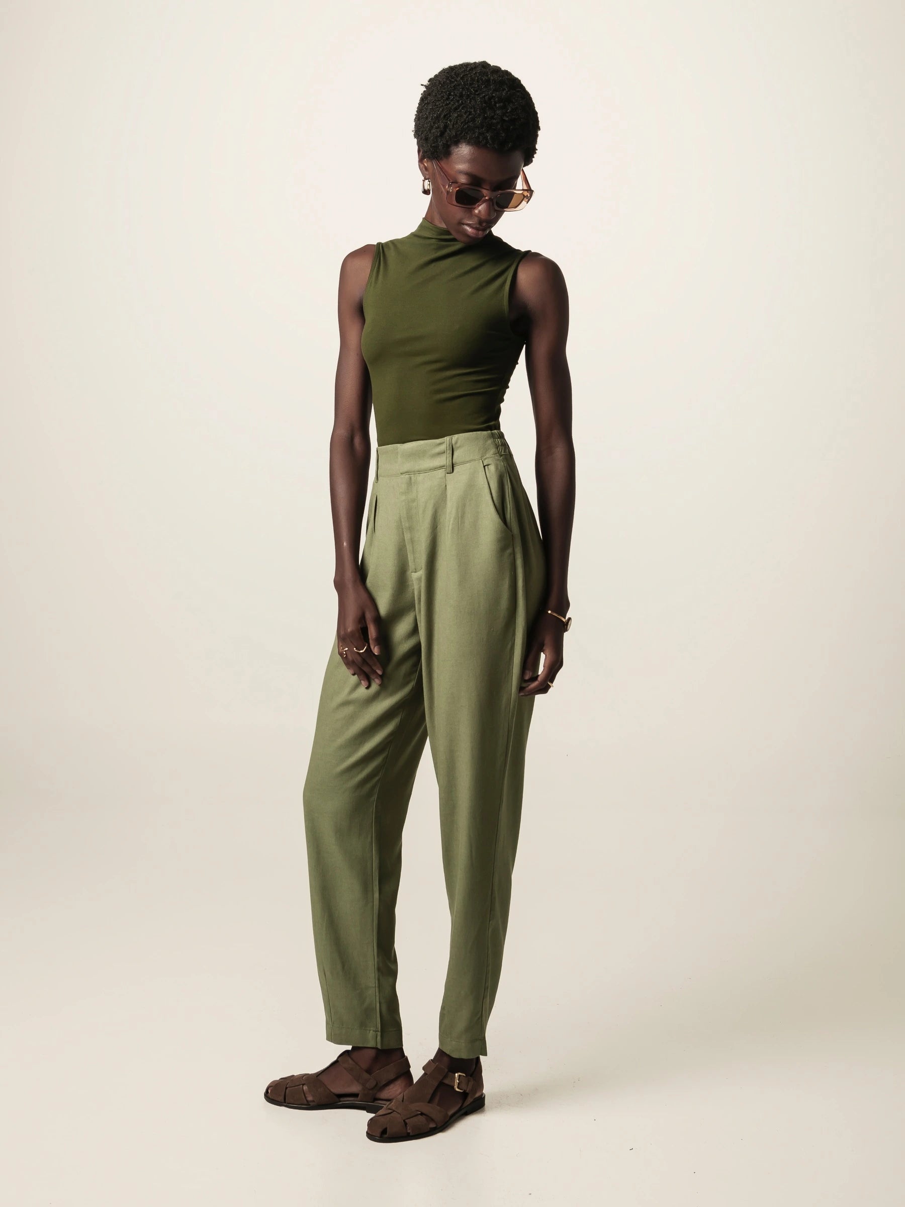 Calça Alfaiataria Slouchy Íris de Linho e Viscose FSC™ Marrom Escuro. Compre online moda sustentável e atemporal na Minimadeia, marca slow fashion de roupas femininas. Foto produto JUN26 02